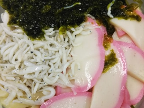 あおさとじゃことかまぼこのぶっかけうどん